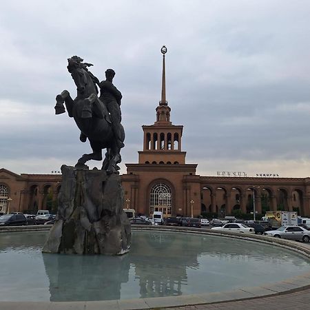 Hero Hostel Yerevan Bagian luar foto
