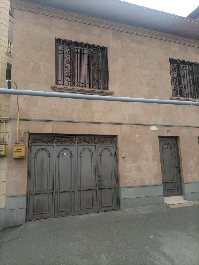 Hero Hostel Yerevan Bagian luar foto
